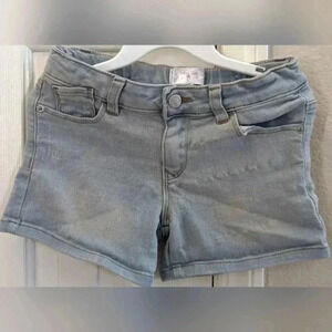 Kids Ponytail size 8 adjustable waist button and zipper closure shorts. 3/$15